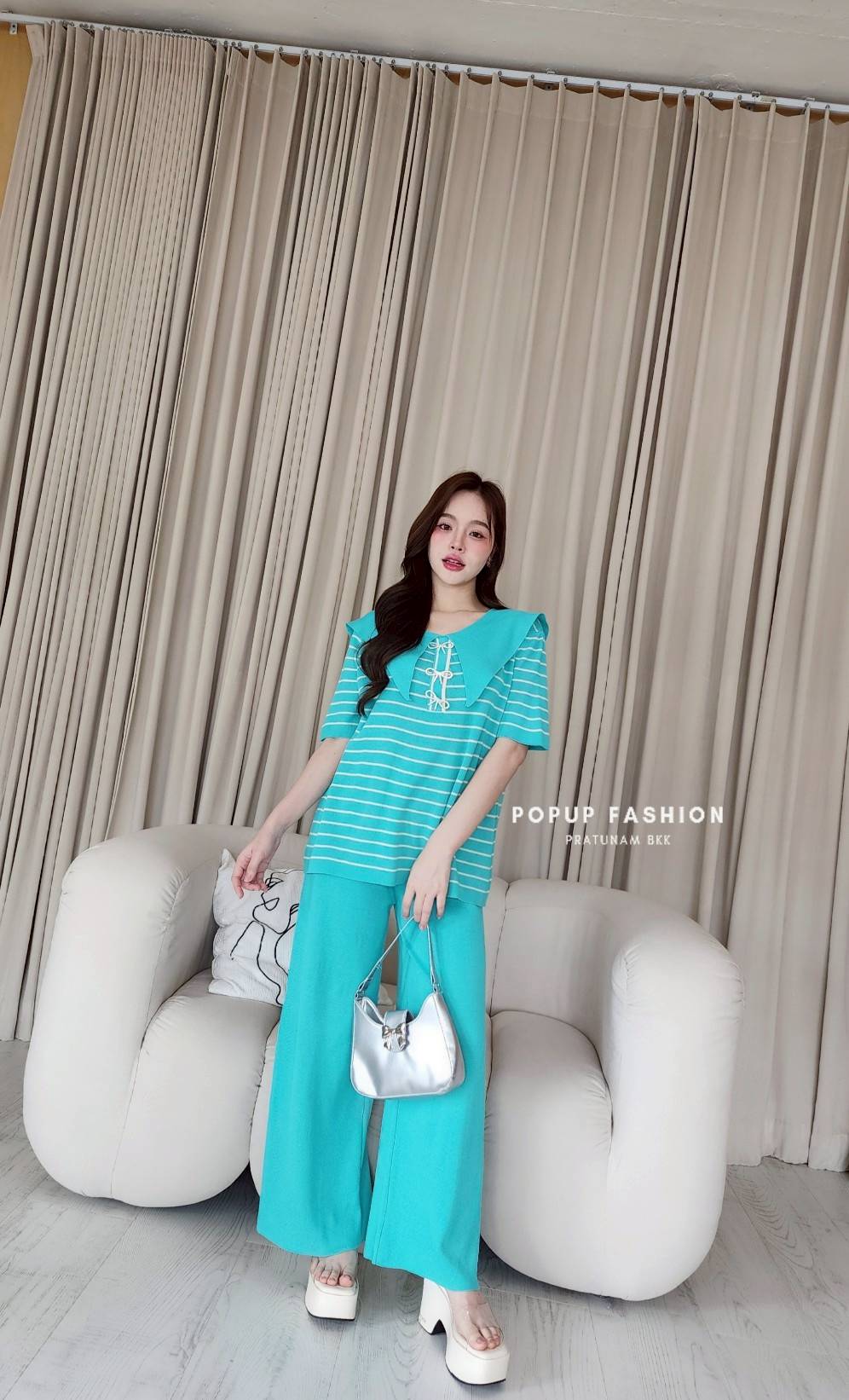 Knitwear Set with Bow-Shaped Diamond Brooch