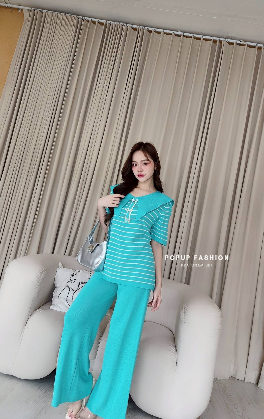 Knitwear Set with Bow-Shaped Diamond Brooch