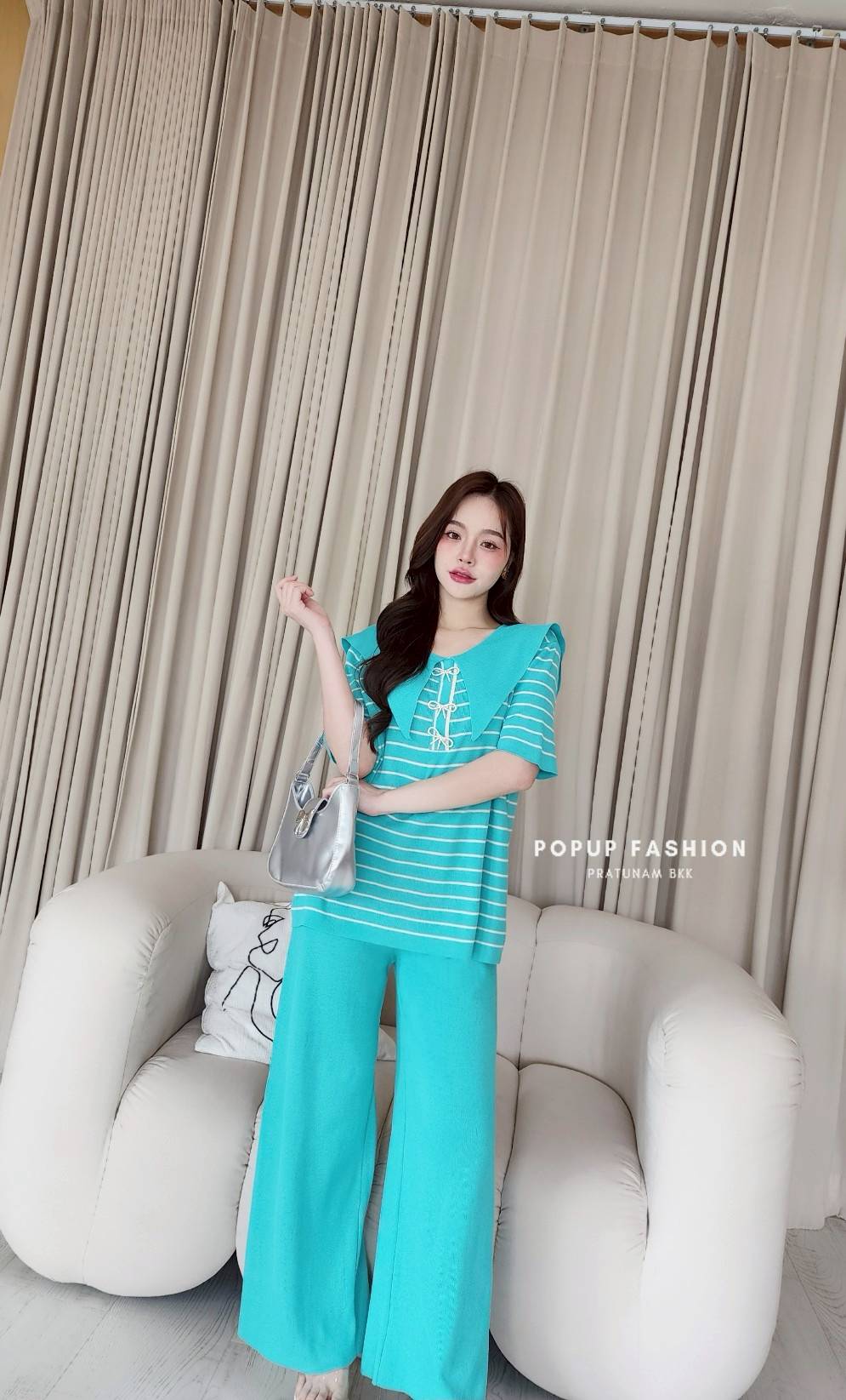 Knitwear Set with Bow-Shaped Diamond Brooch